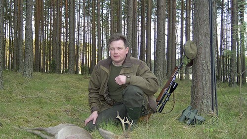 oh jagt han sidder i skov foran en hjort
